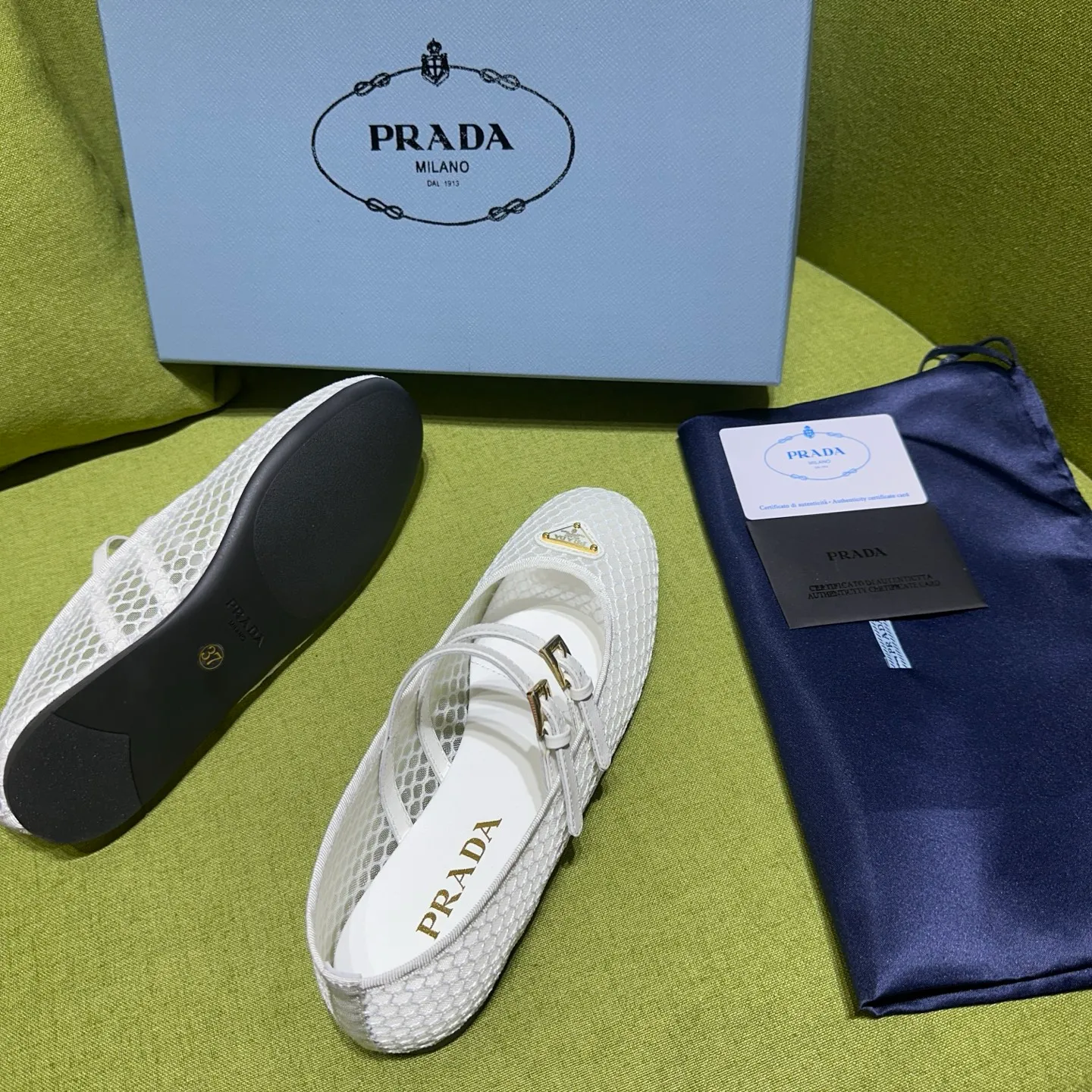 👟👟Ex-factory price 500👟👟 Prada 25ss new style for early spring🔥🔥✨ 🌟 Recommended by major bloggers in Xiaohongshu, developed 1-1 to highlight classic charm. Open molded outsole. Imported mixed breed sheep lining. These ballet flats have a feminine silhouette and classic details for a sophisticated and timeless style. The mesh fabric is reinterpreted with lace patterns, which is delicate and unique. The upper is embellished with a narrow band and an engraved logo metal buckle. Enamel-coated triangular metal logo. 5mm one-piece rubber sole, decorated with hot-stamped logo. Code number: 35 to 42 (40-42 customized, non-refundable)